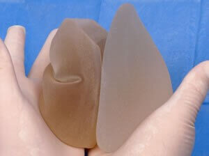 水滴型果凍矽膠用於平坦胸部的優點